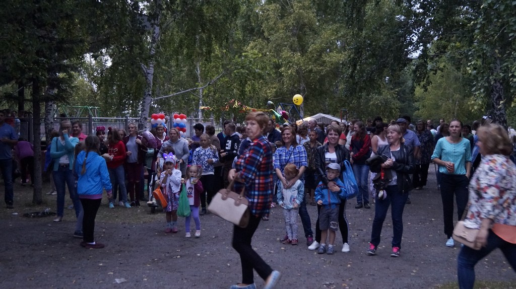 В день села слышны звуки веселья, Радостные возгласы вокруг…