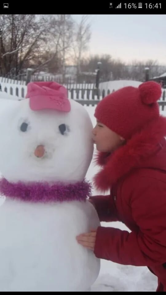 Снеговик во дворе – огонёк озорства в душе!