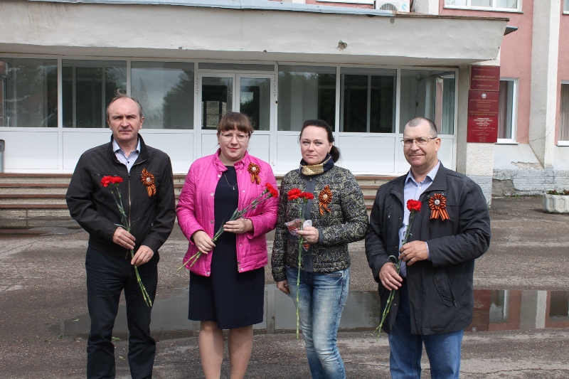 …Прошла война, прошла страда, Но боль взывает к людям: Давайте, люди, никогда Об этом не забудем.