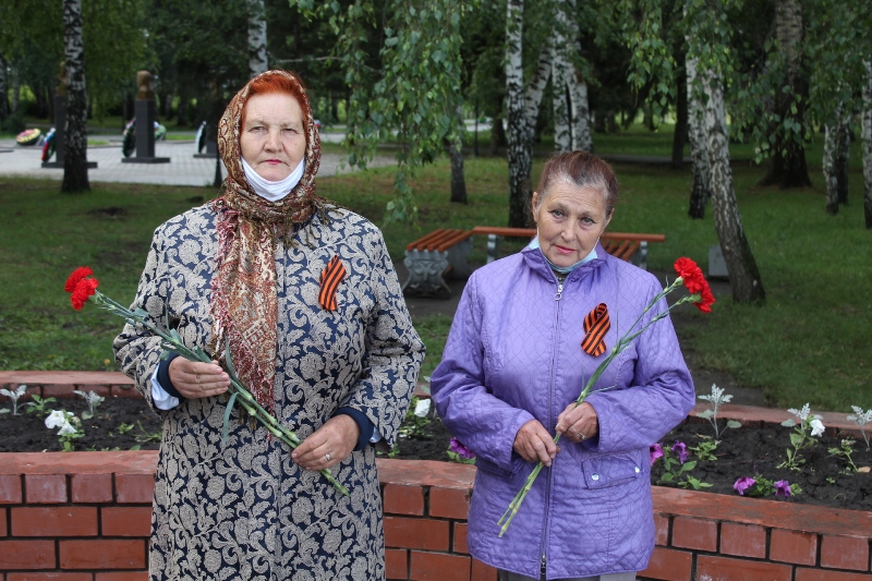 …Прошла война, прошла страда, Но боль взывает к людям: Давайте, люди, никогда Об этом не забудем.