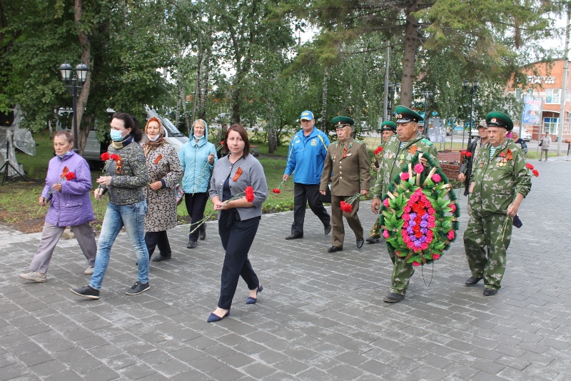 …Прошла война, прошла страда, Но боль взывает к людям: Давайте, люди, никогда Об этом не забудем.