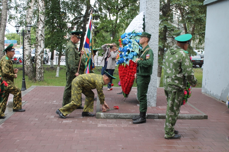 …Прошла война, прошла страда, Но боль взывает к людям: Давайте, люди, никогда Об этом не забудем.