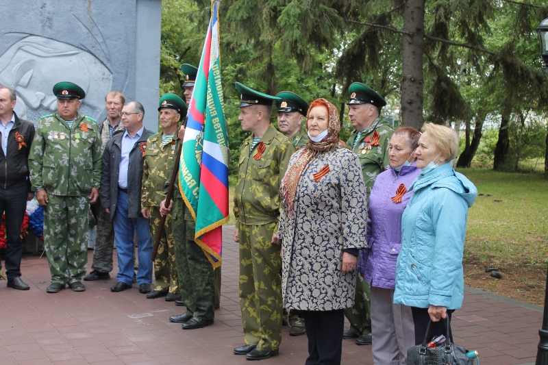 …Прошла война, прошла страда, Но боль взывает к людям: Давайте, люди, никогда Об этом не забудем.