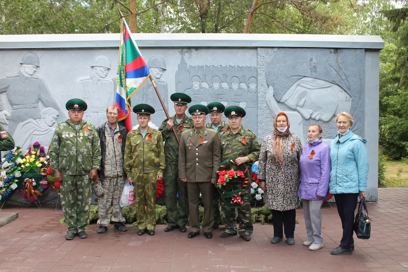 …Прошла война, прошла страда, Но боль взывает к людям: Давайте, люди, никогда Об этом не забудем.