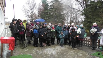 Героями не рождаются, героями становятся. И наш земляк, молодой, но такой сильный духом, ответственный, мужественный и отважный, до последнего вдоха верный своему Народу и Отечеству, стал  героем, обретя бессмертие в памяти земляков.